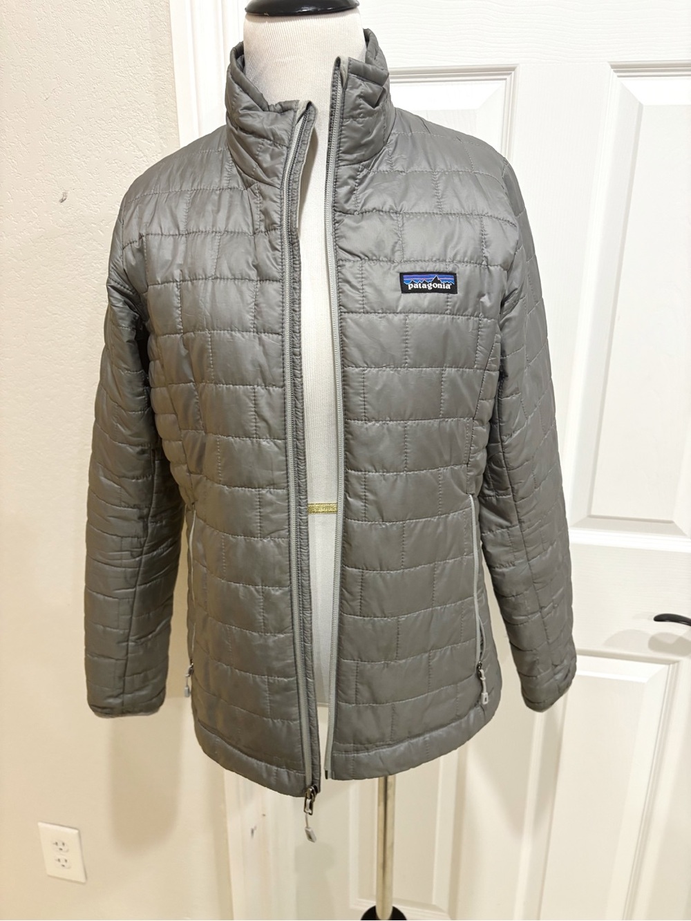 Patagonia Women's Nano Quilted Puff Jacket - Shiney Silver Small - Picture 3 of 8